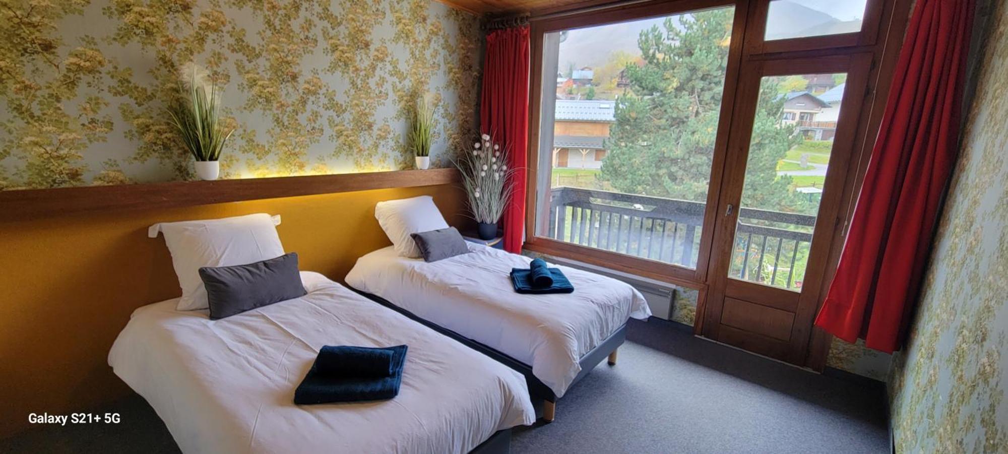 Hotel La Rua Albiez Montrond Bagian luar foto